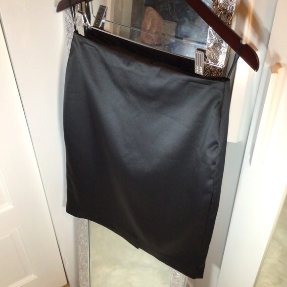 🖤 Guess🖤 BEAUTIFUL ELEGANT SKIRT - Picture 4 of 5